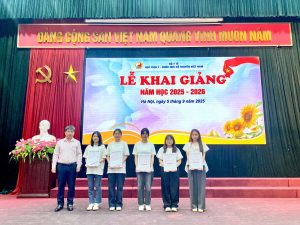 NAM DƯỢC TRAO HỌC BỔNG TIẾP SỨC SINH VIÊN Y DƯỢC NHÂN NGÀY KHAI GIẢNG