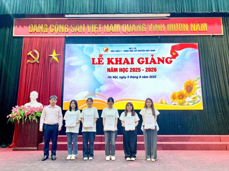 NAM DƯỢC TRAO HỌC BỔNG TIẾP SỨC SINH VIÊN Y DƯỢC NHÂN NGÀY KHAI GIẢNG