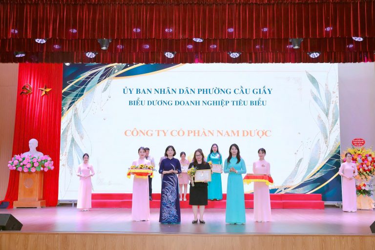NAM DƯỢC ĐƯỢC UBND PHƯỜNG CẦU GIẤY TẶNG GIẤY KHEN NHÂN NGÀY DOANH NHÂN VIỆT NAM 13/10